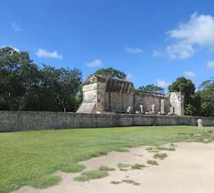 Spaziergang auf dem Ruinengelände