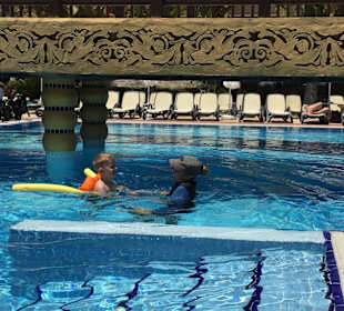 Die erste Schwimmstunde