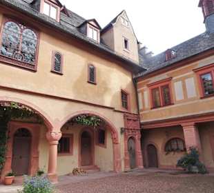 Im Innenhof von Schloss Mespelbrunn