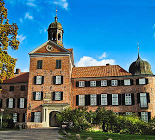 Парк замка Ойтин.Замок Ойтин.