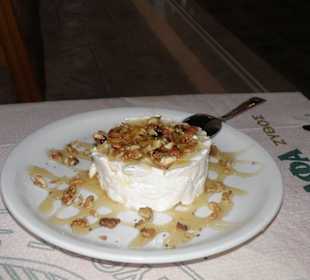 Lecker griechischen Joghurt mit Honig und Nüssen!