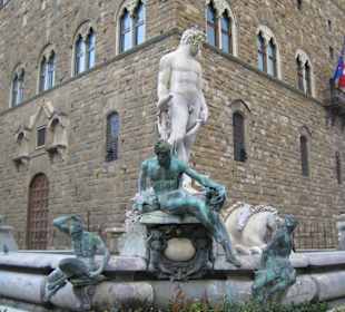 Statue in der Nähe des Hotels