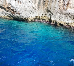 Klares tiefblaues Wasser