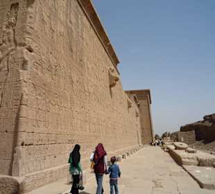 Außenansicht des Hathor-Tempels