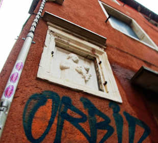 Immer wieder Steinmetzarbeiten in Hausfronten