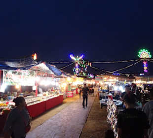Auf dem Nachtmarkt von Kanchanaburi