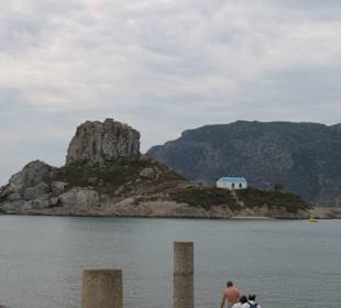 Agios Stefanos-Strand/kleine Insel mit Kapelle
