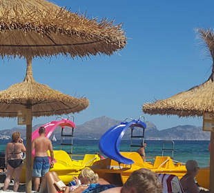 Strand mit Tretbooten