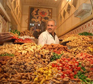 Keks-Verkäufe inmitten seines Angebots.