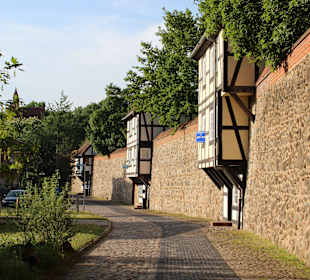 Wiekhäuser entlang der Mauer