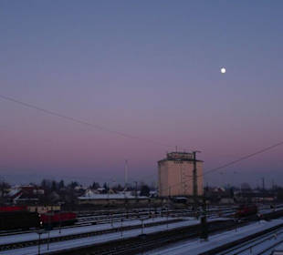Mond über dem Bahnhof
