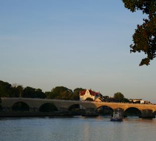 Donau im Abendlicht mit Steinernen Brücke