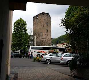 Durchgang von der Terrasse zu den Parkplätzen 