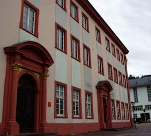 Uni-Museum mit zwei Eingänge