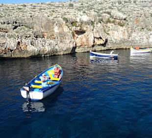 Mit den Holzbooten wird gefahren