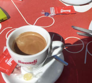 Pause im Café / Eisdiele / Restaurant Sandoskas