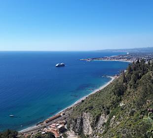 Ein Kreuzfahrtschiff kommt