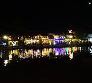 Night Marktvon der anderen Fluß Seite gesehen