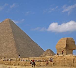 Sphinx vor der Pyramide