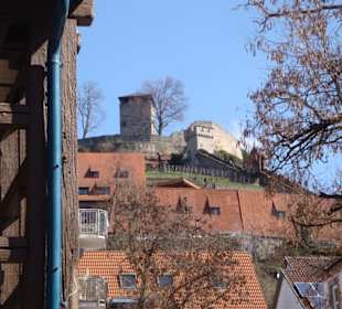 Links Teil der Kelter, Mitte die Burg