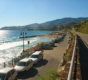 Unten parken die Autos, oben fahren die Fahrräder