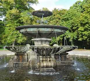 Ansichten des Marcus-Brunnen im Bürgerpark