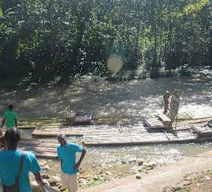 Bambusflossfahrt am Great River