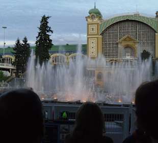 Bunte Wasserfontänen zu Musik