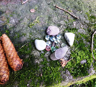 Glasperlen am Gedenkplatz