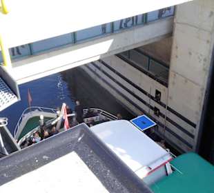 Ein Schiff verlässt die Schleuse in Richtung Weser