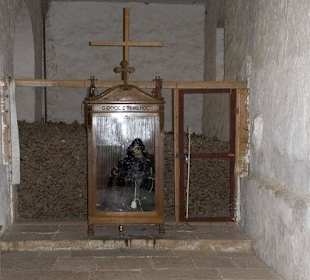 Im Ossarium (Beinhaus)