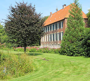 Haus Egelborg im Blütenmeer von Legdener Dahlien