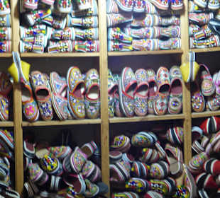 Farbenfrohe Lederschuhe im Souk von Tafraoute