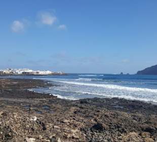 Links La Graciosa, rechts Steilküste von Lanzarote