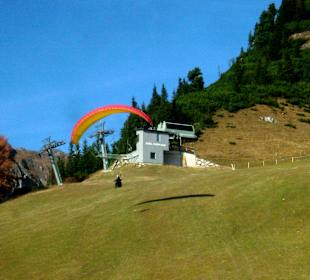 Gleitschirmflieger - im Anflug