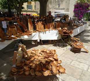 Olivenholzprodukte auf dem Handwerkermarkt