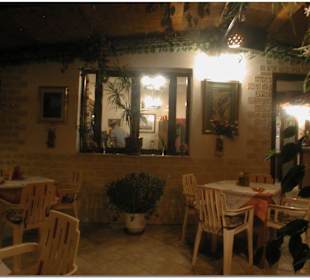 Die Taverne läd immer wieder zum Verweilen ein.