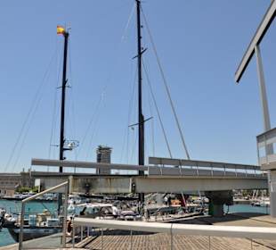 Schwenkbare Hafenbrücke in Aktion