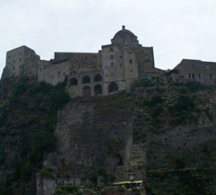 Castello Aragonese visto dal basso