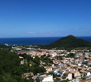 Blick von den Burgmauern aus auf die Bucht