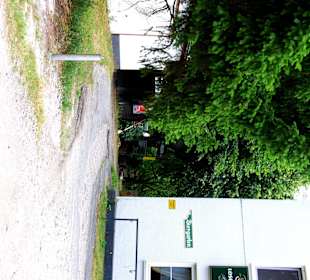 Links geht es zum Biergarten sehr schöner