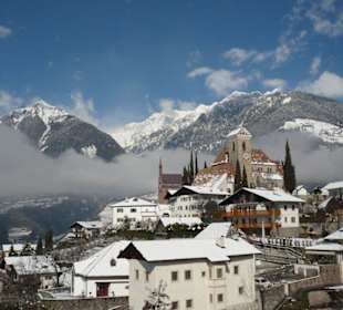 Blick auf Schenna / Südtirol mit Bergkulisse
