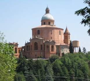 Blick vom Parkplatz auf die Kirche