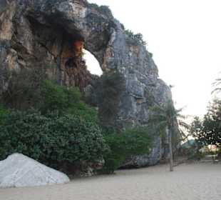 Strand und Klippe in der Nähe