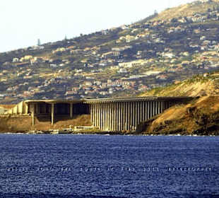 Blick auf die Betonsäulen von Osten