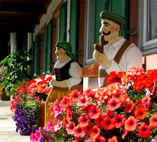 Blumenschmuck vor einer Sitzbank