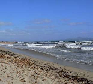 Naturstrand, die Wellen laden zum Kämpfchen ein