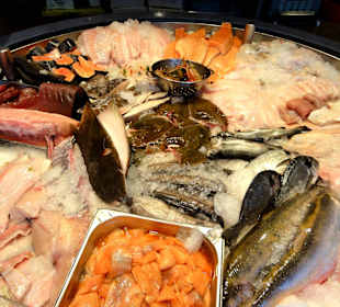 Frischfisch auf Eis bei Fiedler