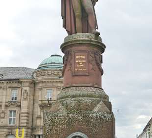 Beim Marktplatz von Karlsruhe, südlich vom Schloss