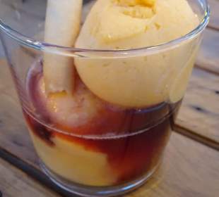 Aprikosen-Eis mit Banyuls